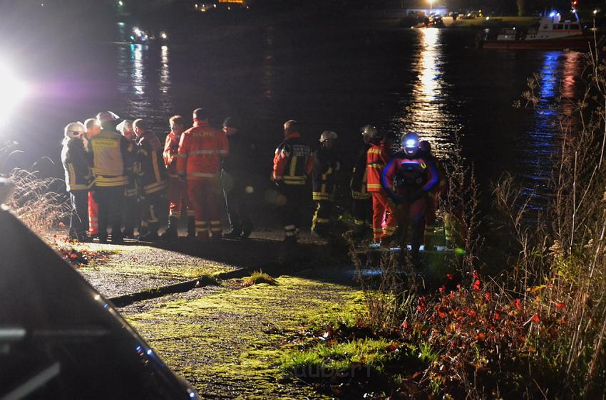 Einsatz BF Koeln PKW im Rhein Mondorf Hersel P036.JPG